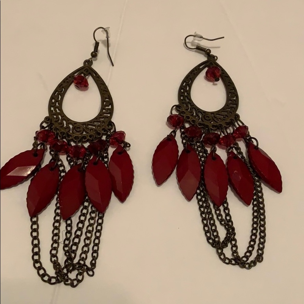 Burgundy earring with chain design
